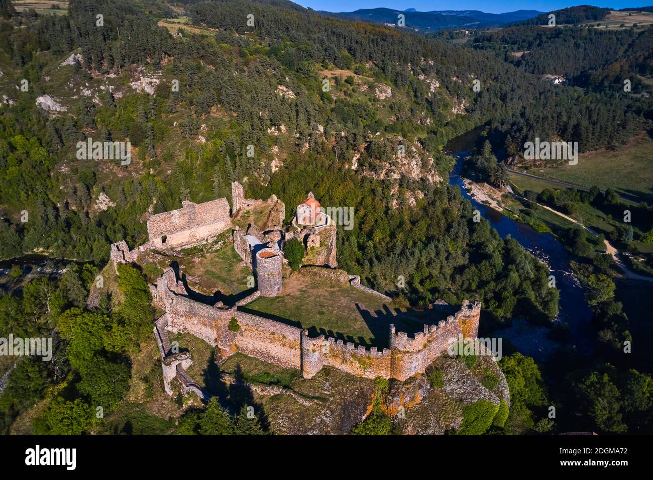 Francia, alta Loira (43), Valle della Loira, Arlempdes, etichettato Les Plus Beaux Villages de France, rovine del castello e cappella romanica dedicata a S. Foto Stock