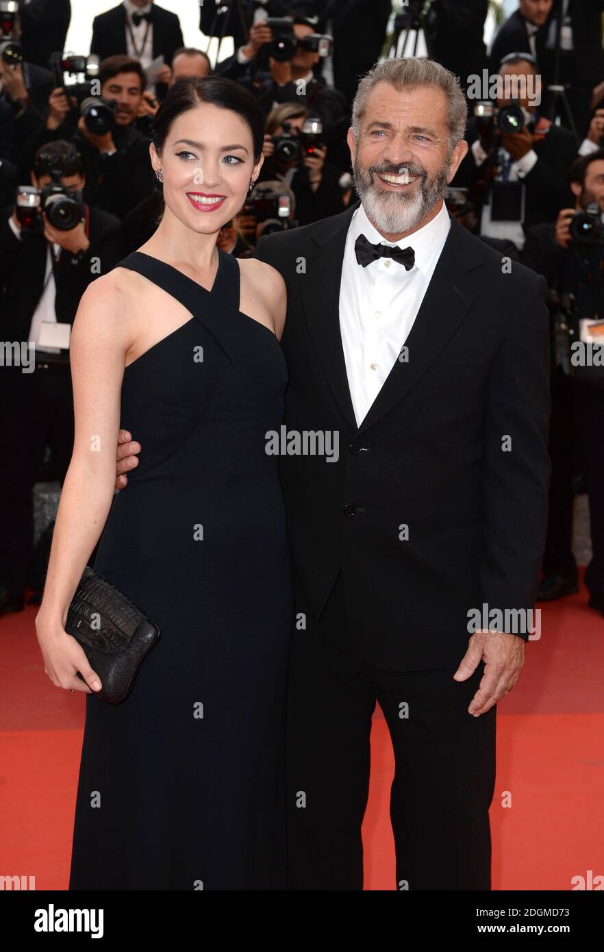 Mel Gibson e la fidanzata Rosalind Ross partecipano alla cerimonia di chiusura del Festival de Cannes e al Palme D'Or Awards, che si tiene al Palais de Festival. Parte del 69° Festival del Cinema di Cannes in Francia. Foto Stock
