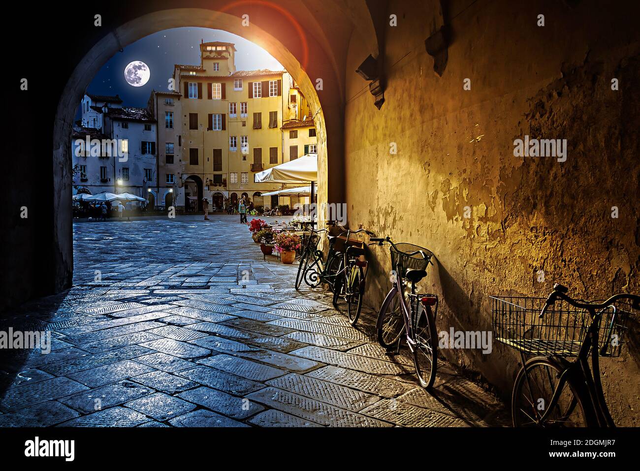 Il Sole e la Luna simboleggiano il passare del tempo visto attraverso un arco a Lucca, Itlay Foto Stock