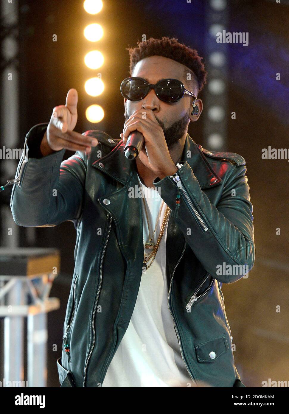 Tinie Tempah si esibisce in un concerto segreto per celebrare il quinto compleanno di Westfield Stratford, Westfield Stratford, Londra. Il credito immagine dovrebbe essere: Doug Peters/EMPICS Entertainment Foto Stock