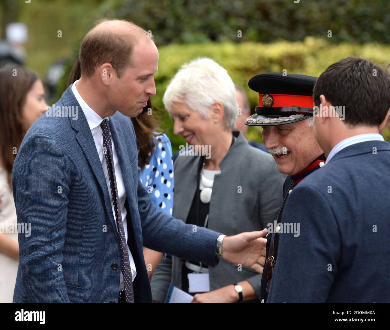 Il duca di Cambridge parla con il vice Lord Lieutenant Jonathan Douglas-Hughes dopo che è caduto sopra durante una chiamata all'accademia di Stewards con i capi insieme, Harlow, Essex. Il credito immagine dovrebbe essere: Doug Peters/EMPICS Entertainment Foto Stock