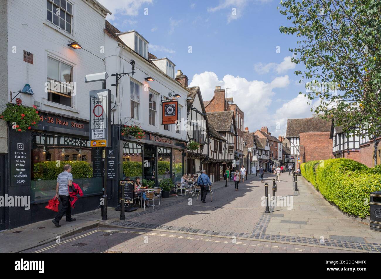 Friar Street, Worcester, Regno Unito, una strada pedonale che mescola vecchi edifici con lo shopping nel centro della città. Foto Stock