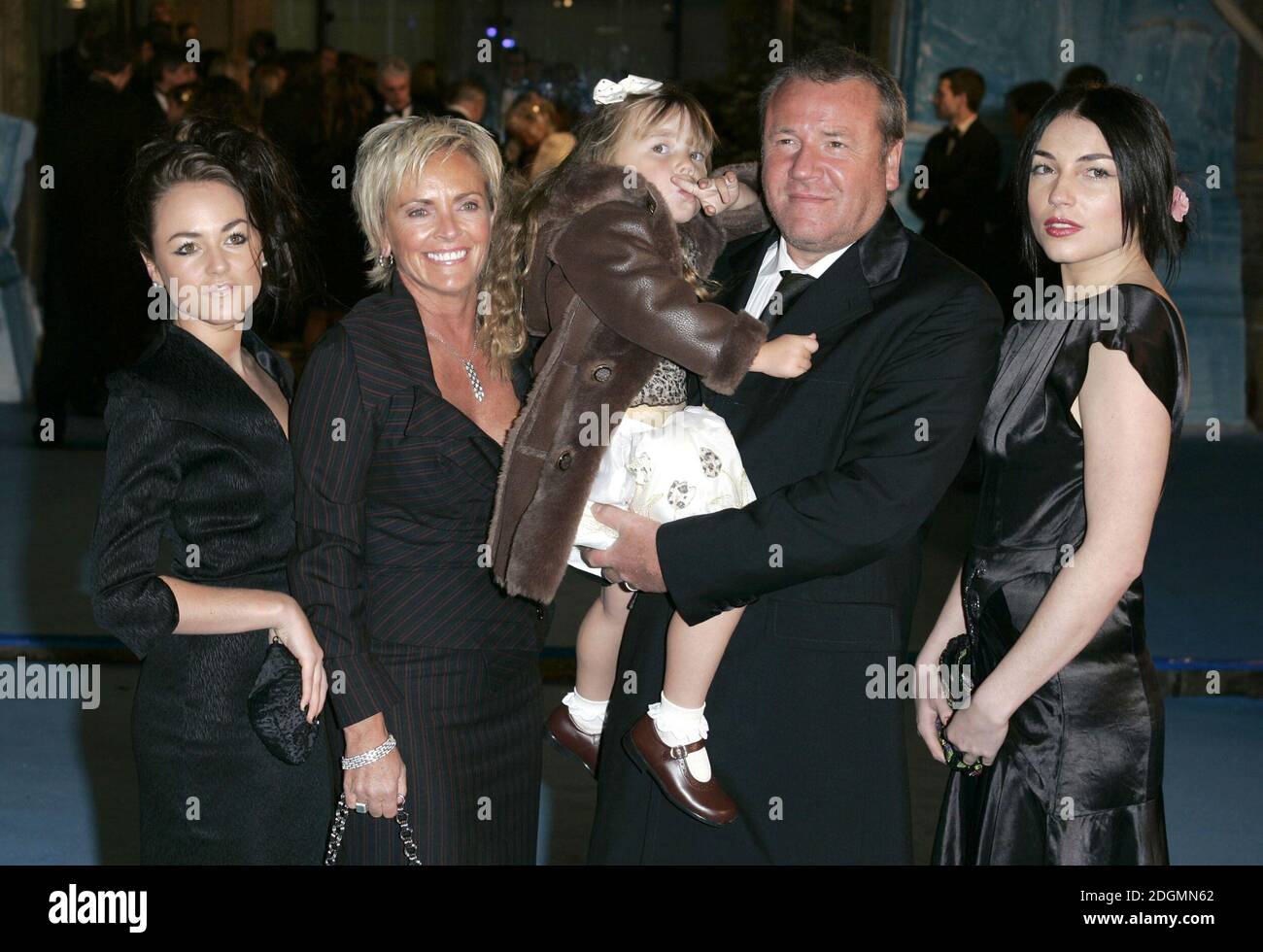 Ray Winstone e la famiglia arrivano alla prima mondiale delle Cronache di Narnia, la Royal Albert Hall, Londra. Doug Peters/allactiondigital.com Foto Stock