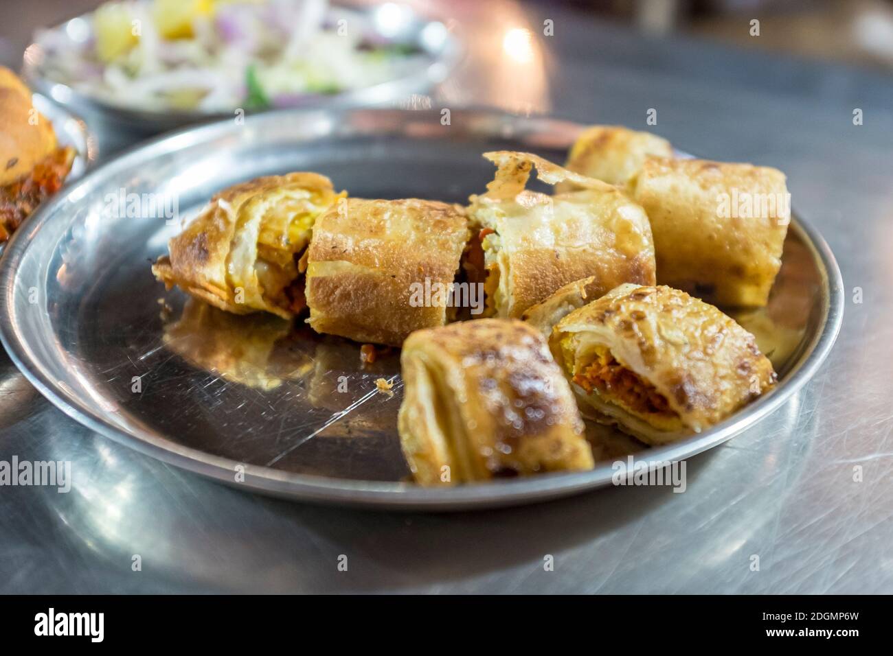 Pollo tikka roll come servito nel quartiere Mohammed Ali Road di Mumbai, India Foto Stock