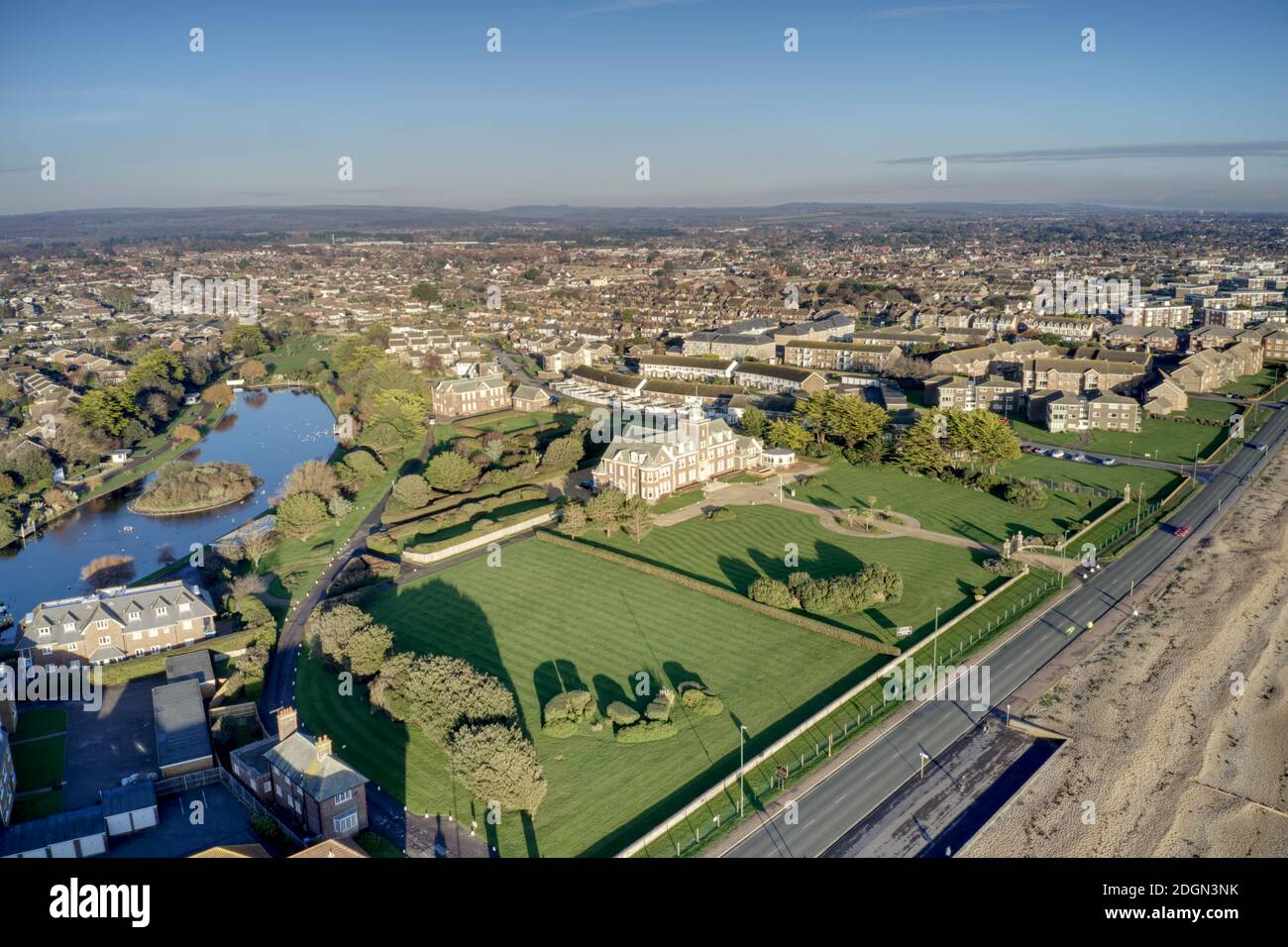 Foto aerea che guarda verso Rustington con il Mewsbrook Park in vista sul confine con Littlehampton. Foto Stock