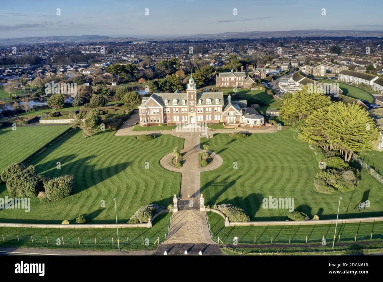 Rustington Convalescent Home sul lungomare è stato costruito nel 1897 da Sir Henry Harben, presidente della Prudential Assurance Company. Riprese aeree Foto Stock