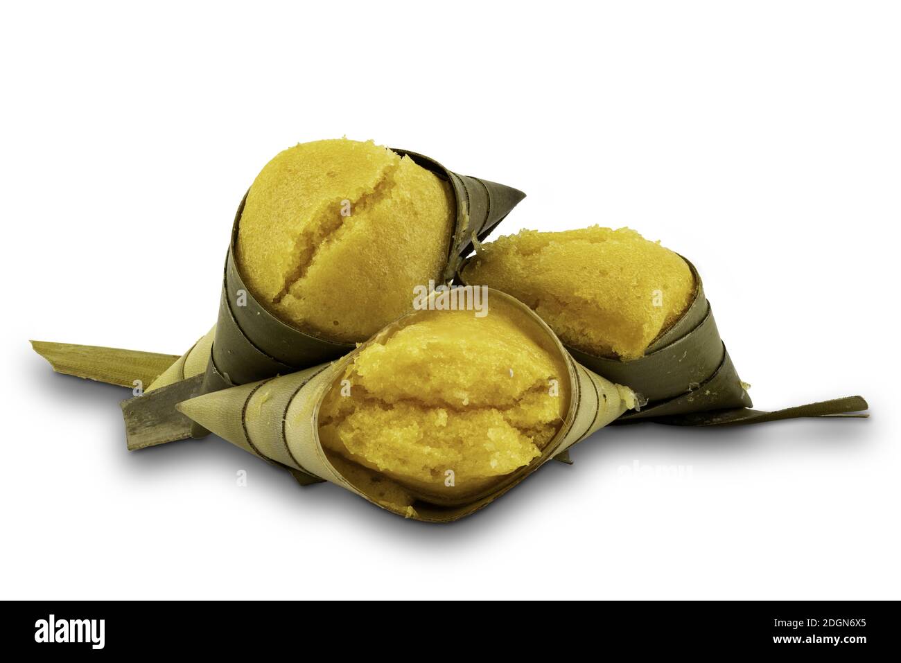 Dessert tailandese Toddy Palm Cakes (Kanom Tarn) su sfondo bianco Foto Stock