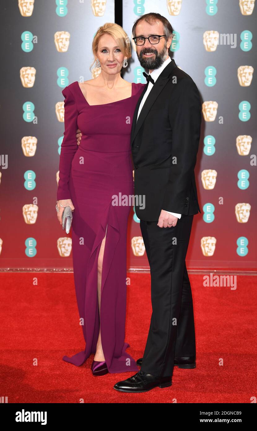 JK Rowling e Neil Murray partecipano all'EE British Academy Film Awards tenutosi presso la Royal Albert Hall di Kensington Gore, Kensington, Londra. Data immagine: Domenica 12 febbraio 2017. Il credito fotografico dovrebbe essere: Doug Peters/ EMPICS Entertainment Foto Stock