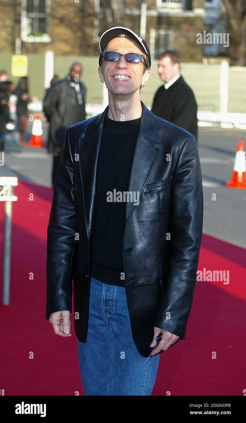 Robin Gibb in arrivo al Brit Awards 2003 a Earls Court, Londra. Tre quarti di lunghezza, cappello, occhiali da sole. Â©Doug Peters/allaction.co.uk Foto Stock