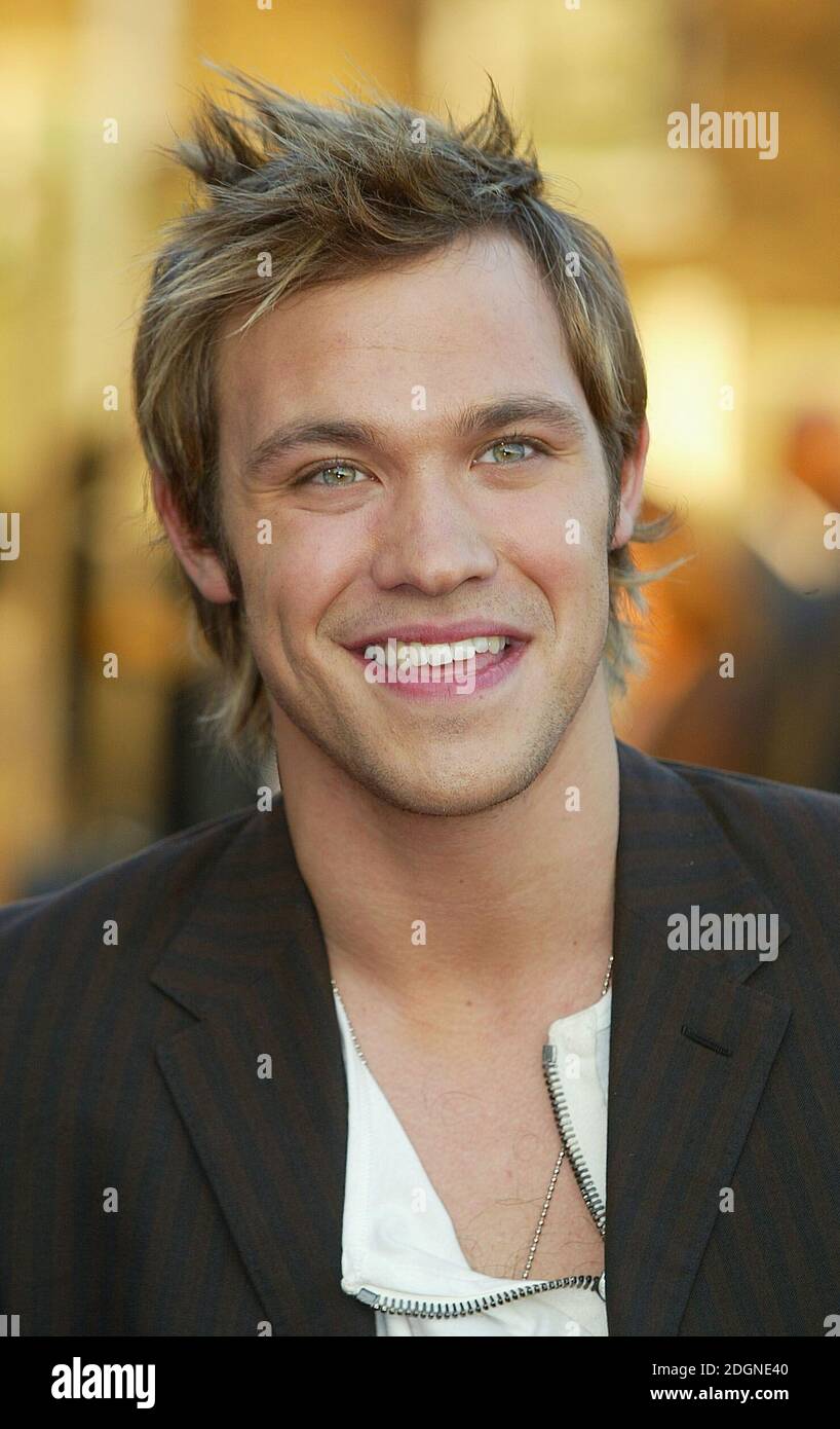 Will Young arriva al Brit Awards 2003 a Earls Court, Londra. Capezzetto, capelli spikey. Â©Doug Peters/allaction.co.uk Foto Stock