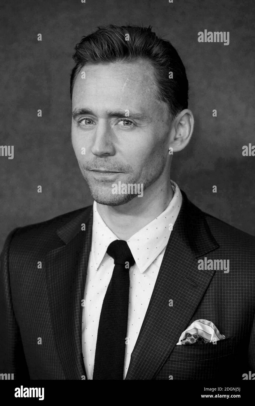 Editor Nota, ritaglio alternativo, immagine convertita in bianco e nero. Tom Hiddleston partecipa alla prima europea di Kong: Skull Island, tenutasi a Cineworld Empire Leicester Square, Londra. Foto data martedì 28 febbraio 2017. Il credito immagine dovrebbe essere Doug Peters/EMPICS Entertainment. Foto Stock