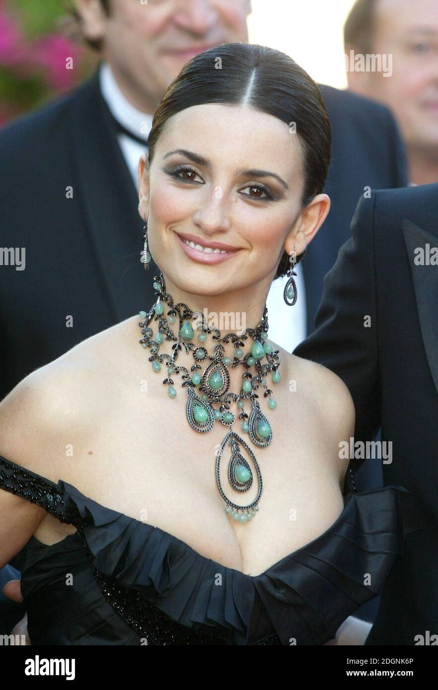 Penelope Cruz alla prima del suo film Fanfan la Tulipe, il Festival del Cinema di Cannes 2003. Headshot, gioielli, collana. Â©Doug Peters/allaction.co.uk Foto Stock