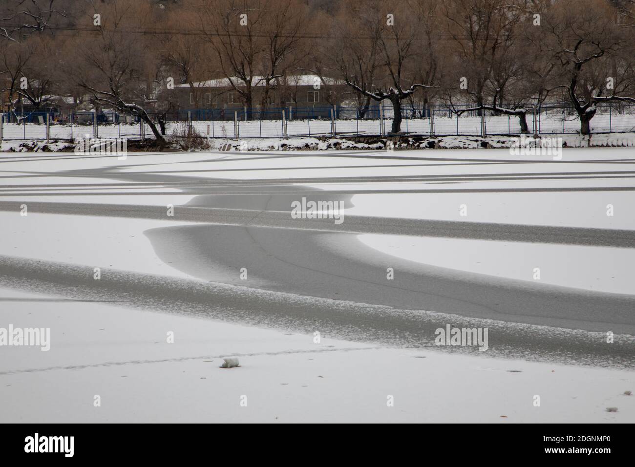Molti misteriosi motivi in bianco e nero senza neve appaiono sul lago artificiale ghiacciato che appare come un naturale Verniciatura a getto d'inchiostro in Beishan SCE Foto Stock