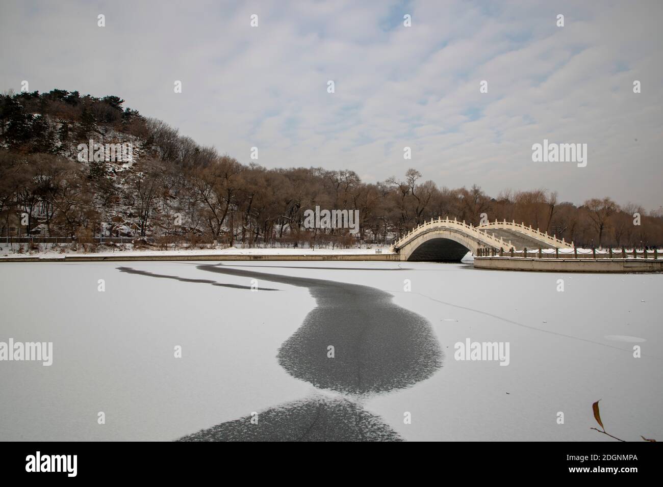 Molti misteriosi motivi in bianco e nero senza neve appaiono sul lago artificiale ghiacciato che appare come un naturale Verniciatura a getto d'inchiostro in Beishan SCE Foto Stock