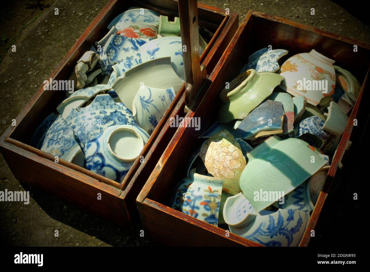 Collezione personale di antichi barili cinesi in ceramica provenienti dai cantieri di Pechino, Cina. Principalmente quella della dinastia Ming e Qing. Foto Stock