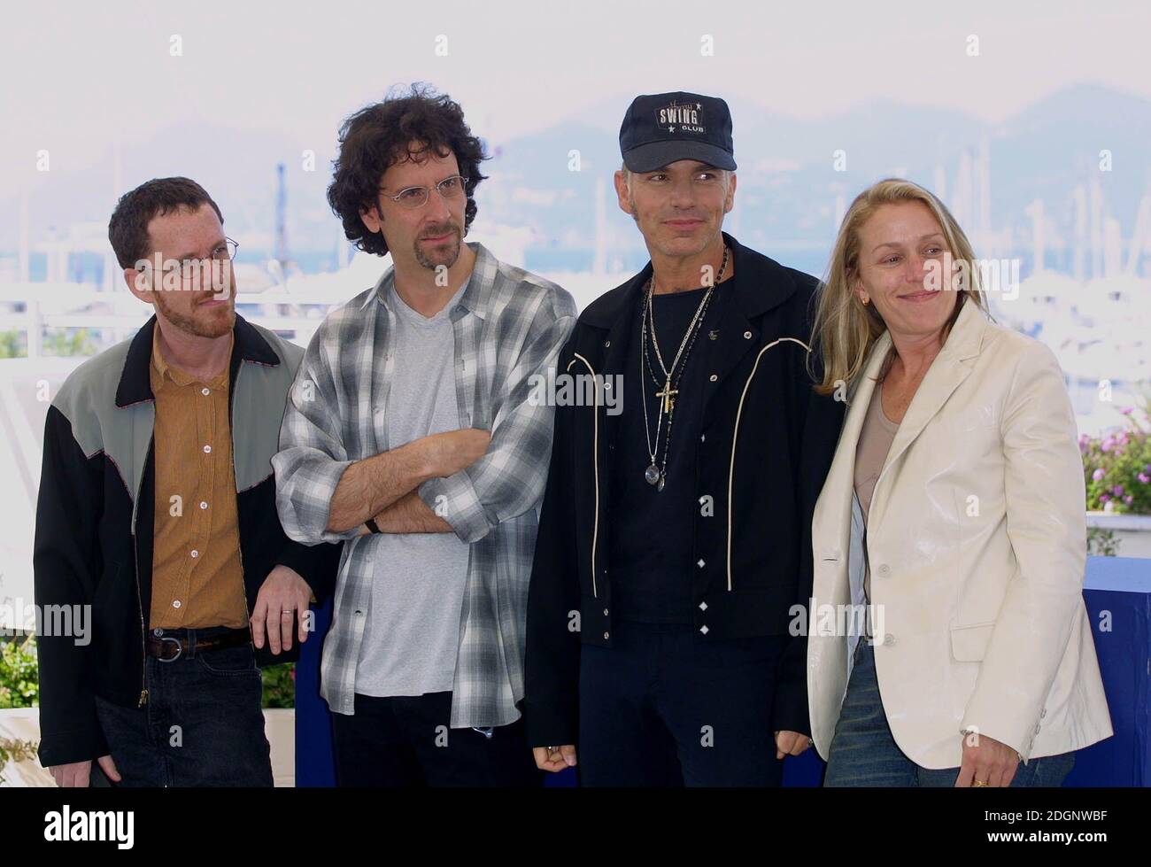 Billy Bob Thornton, Francis McDormand e i Coen Brothers al Festival del Cinema di Cannes 2001. Mezza lunghezza. Foto Stock