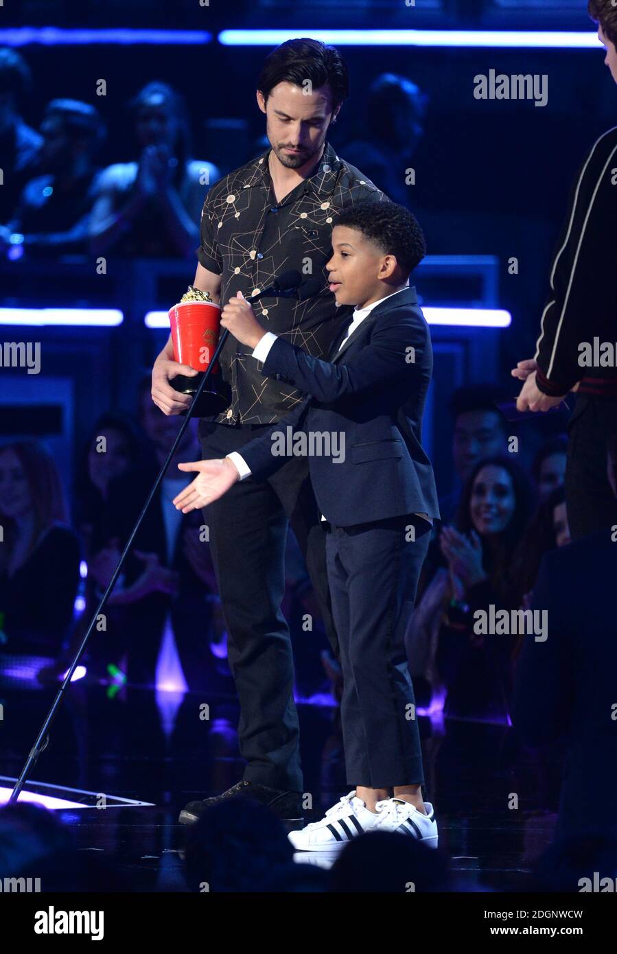 Gli attori Milo Ventimiglia e Lonnie Chavis, vincitori del premio tearjerker per 'This is US', accettano il premio ai MTV Movie and TV Awards 2017, The Shrine Auditorium, Los Angeles. Il credito fotografico dovrebbe essere: Doug Peters/EMPICS Entertainment. Foto Stock