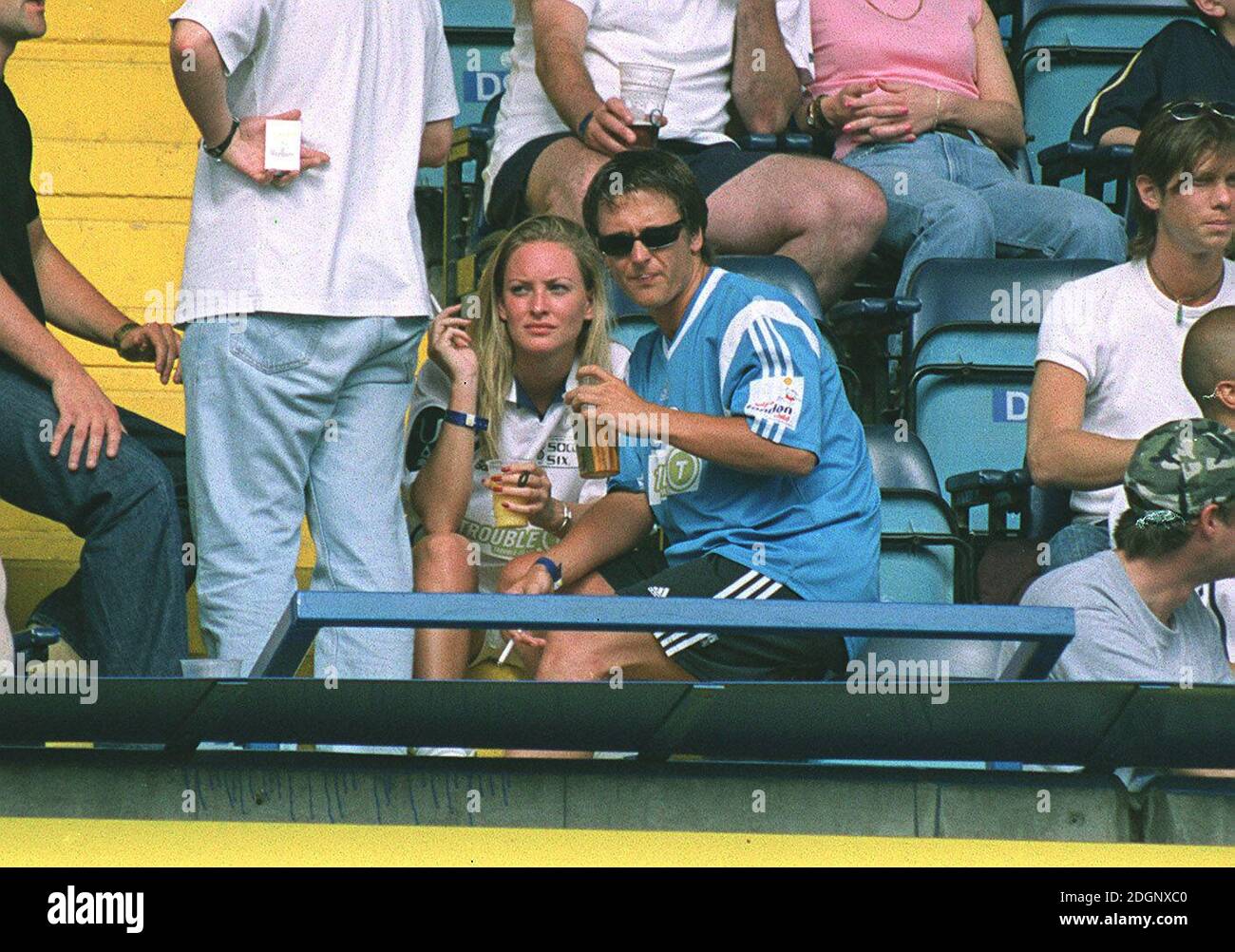 Joanna Taylor con Richie from Five al Concorso di Calcio Six Charity dell'industria della Musica, che si tiene allo Stamford Bridge Ground del Chelsea FC, Londra. Kit calcistico a mezza lunghezza. Foto Stock