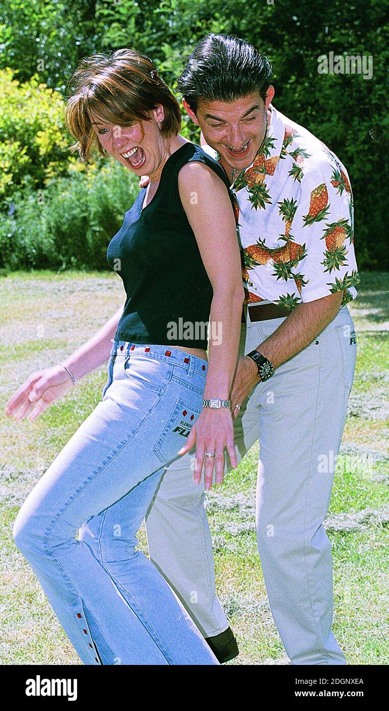 Claire Sweeney con John Altman, i vincitori del premio 2001 Sendertone flex Rear of the Year Awards. I premi sono stati consegnati all'Hyatt Carlton Tower Hotel di Knightsbridge. 3/4 lunghezza. Foto Stock