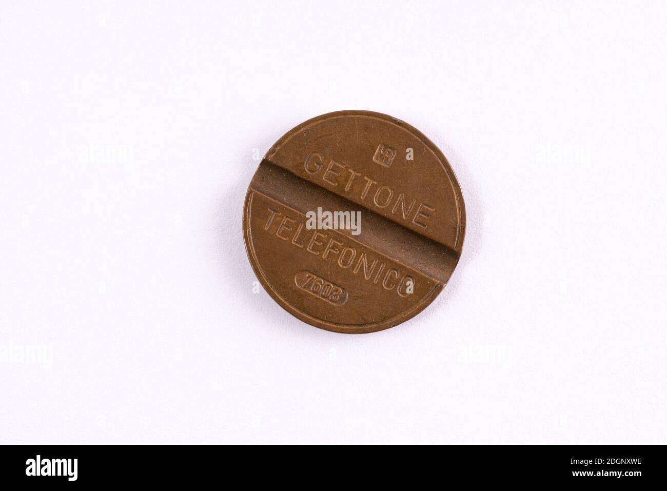 Un vecchio gettone telefonico per i telefoni pubblici italiani Foto Stock