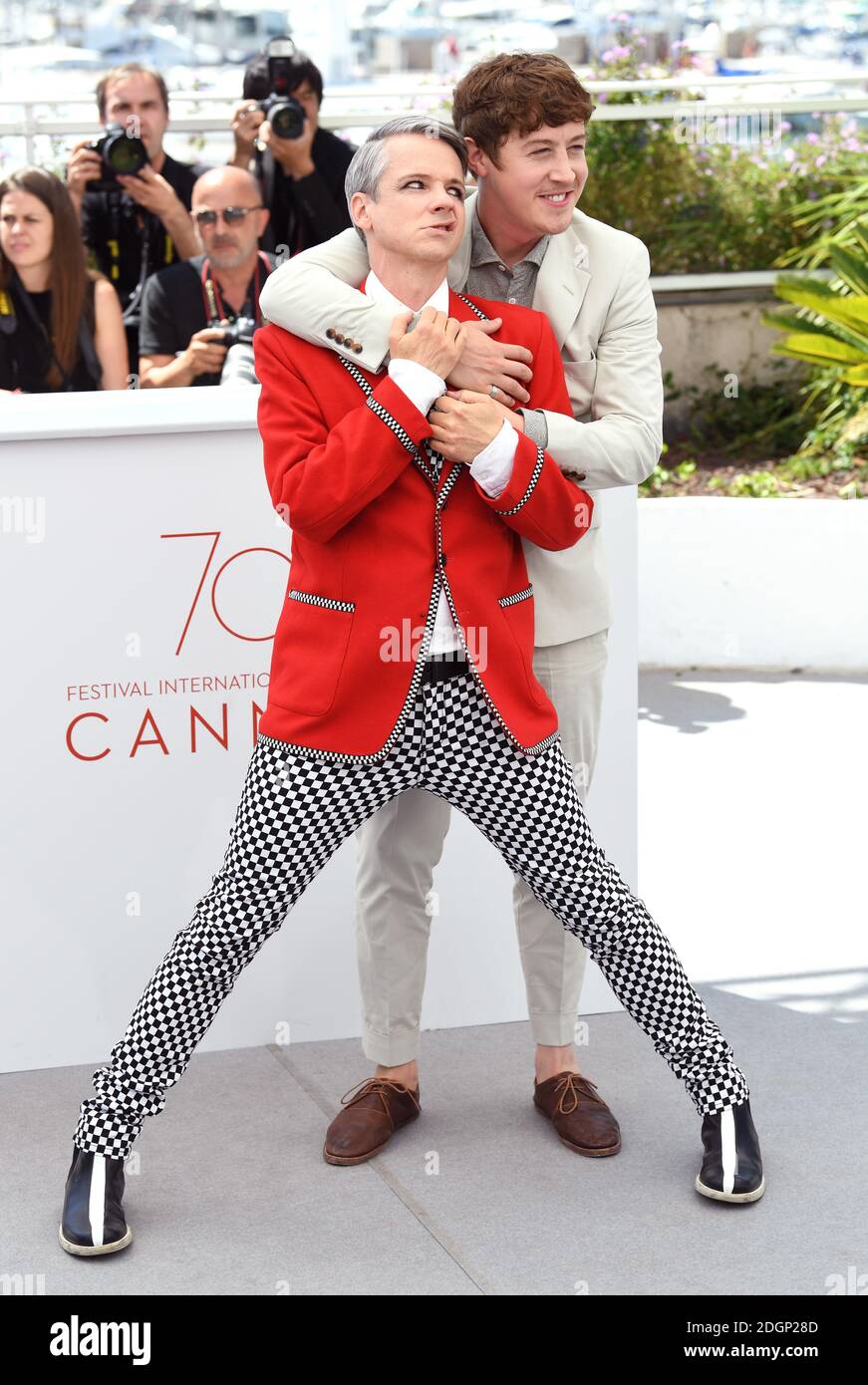 John Cameron Mitchell e Alex Sharp frequentano il How to Talk to Girls at Parties Photocall come parte del 70° Festival di Cannes. Il credito fotografico dovrebbe essere: Doug Peters/EMPICS Entertainment Foto Stock