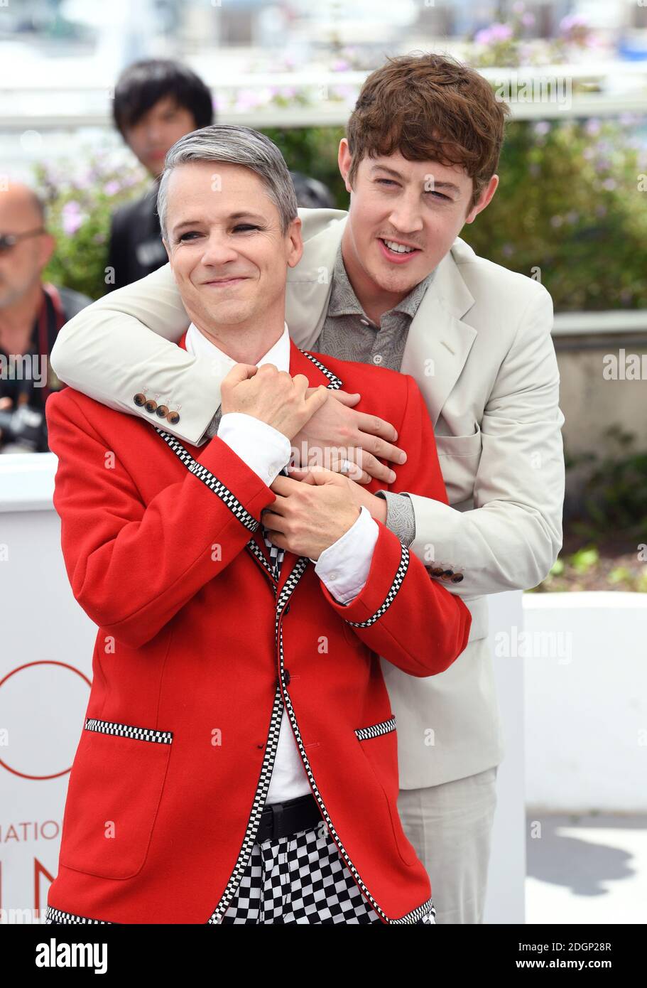 John Cameron Mitchell e Alex Sharp frequentano il How to Talk to Girls at Parties Photocall come parte del 70° Festival di Cannes. Il credito fotografico dovrebbe essere: Doug Peters/EMPICS Entertainment Foto Stock