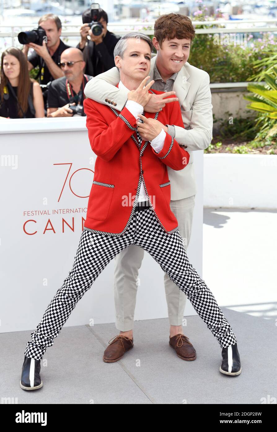 John Cameron Mitchell e Alex Sharp frequentano il How to Talk to Girls at Parties Photocall come parte del 70° Festival di Cannes. Il credito fotografico dovrebbe essere: Doug Peters/EMPICS Entertainment Foto Stock