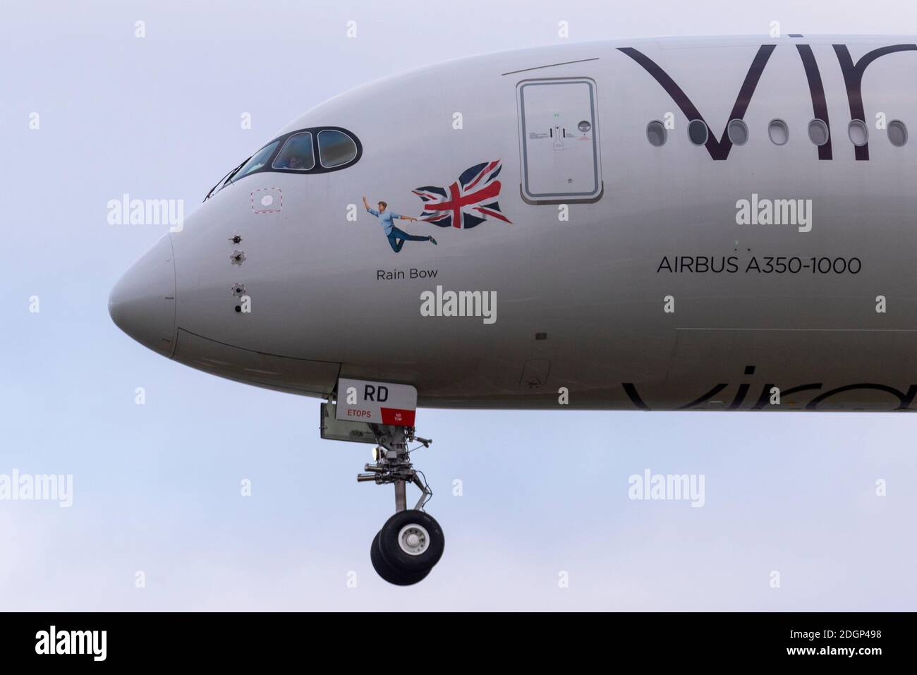 Aeroporto Heathrow di Londra, Londra, Regno Unito. 9 Dic 2020. Durante la notte la pioggia si è schiarita in una mattina nuvolosa e fresca mentre i primi arrivi atterrano a Heathrow. Uno dei primi arrivi fu l'Airbus A350 di Virgin Atlantic, chiamato Rain Bow a supporto di LGBTQ+. Orgoglio gay Foto Stock