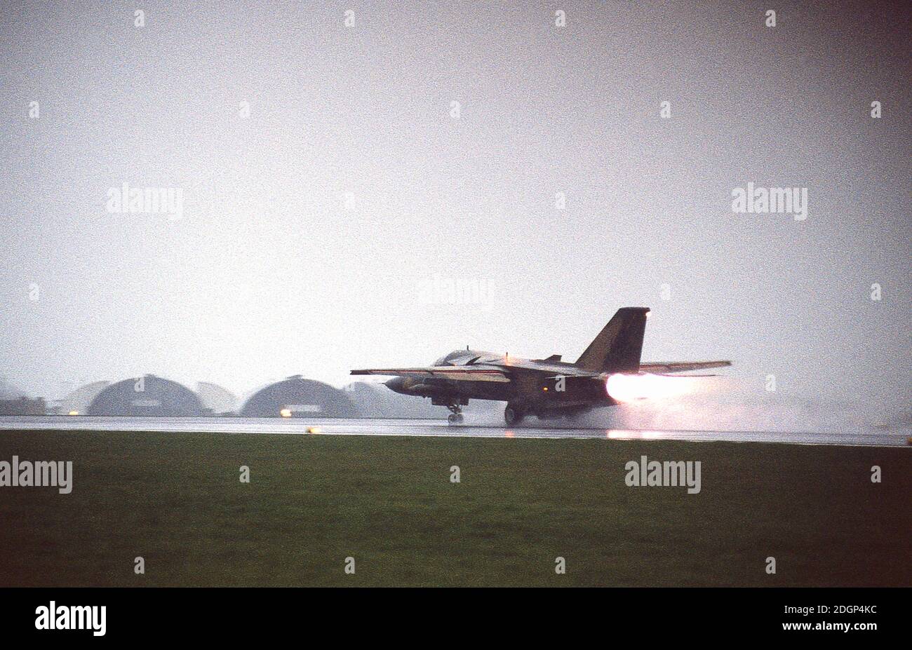 Base aerea RAF Upper Heyford Oxfordshire UK 1990. Sede del 20° USAF Tactical Fighter Wing. Volo F111 Aardvark. Atterraggio sulla pista bagnata Foto Stock