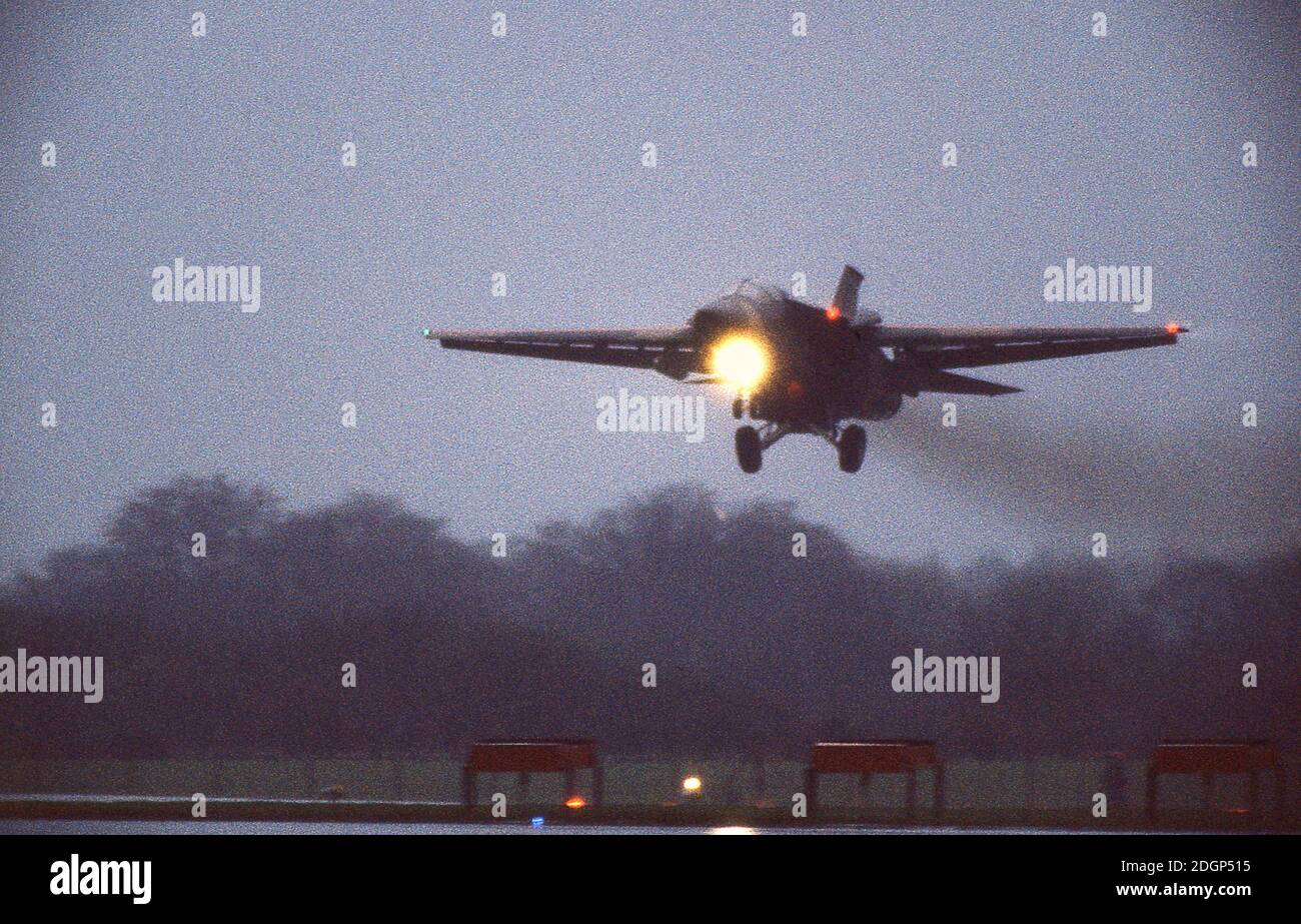 Base aerea RAF Upper Heyford Oxfordshire UK 1990. Sede del 20° USAF Tactical Fighter Wing. Volo F111 Aardvark. Atterraggio sulla pista bagnata Foto Stock