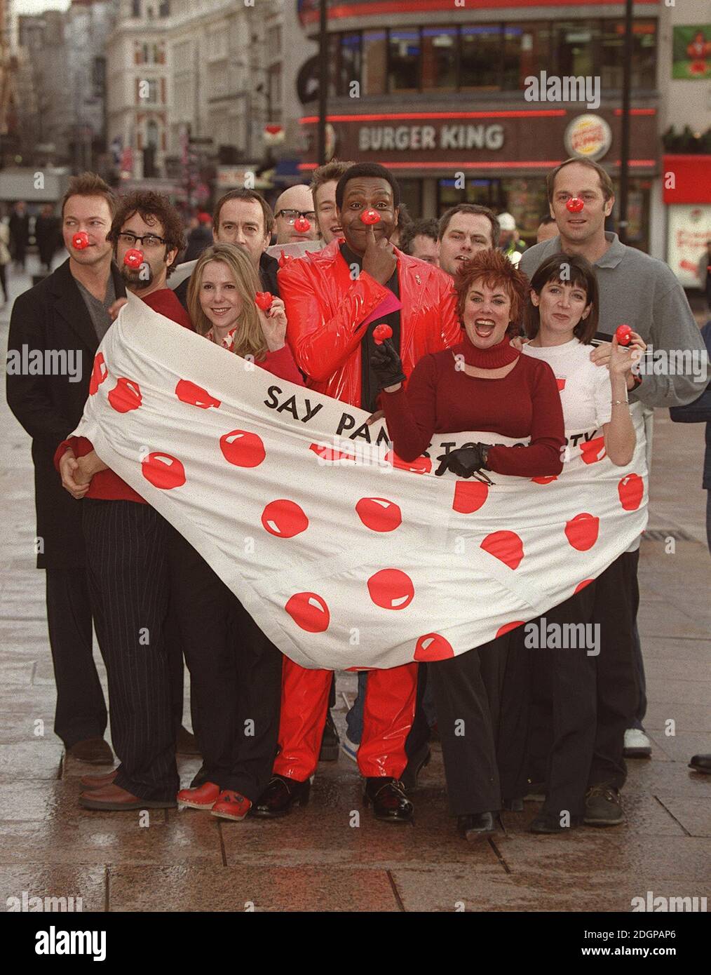 Stelle tra cui Lenny Henry, Steve Redgrave, Jamie Oliver, Sally Phillips, Ruby Wax, Emma Freud, Jack Dee, Harry Hill e Nick Hancock alla fotocellula "Say Pants to Poverty" del Comic Relief. Â©Doug Peters/allactiondigital.com Foto Stock