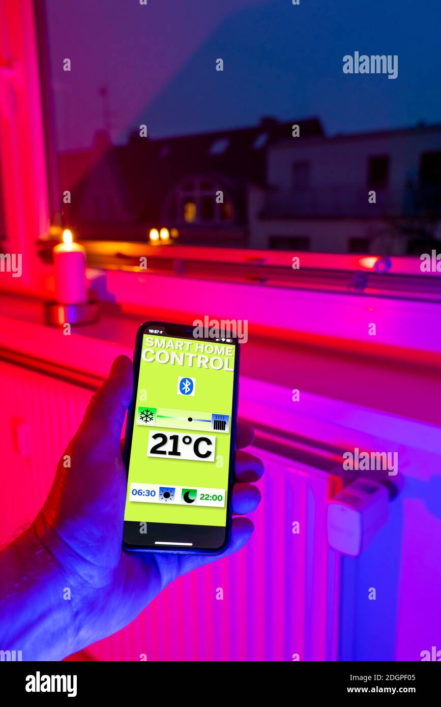 Applicazione Smart Home, controllo del riscaldamento, temperatura ambiente  tramite Bluetooth, tramite telefono cellulare, app per smartphone Foto  stock - Alamy