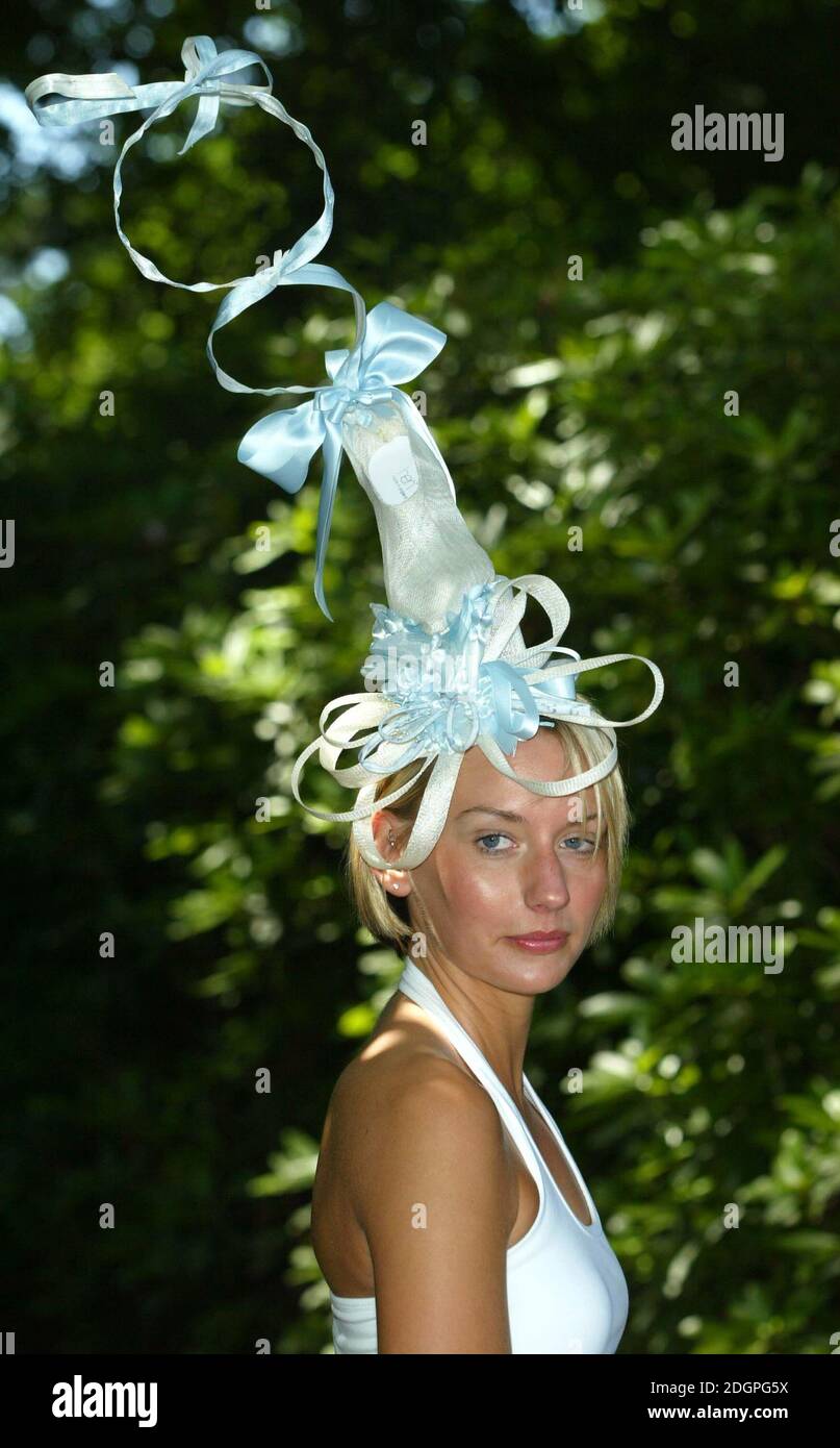 Un ospite arriva al Royal Ascot 2004, l'ippodromo di Ascot. Doug Peters/allactiondigital.com Foto Stock