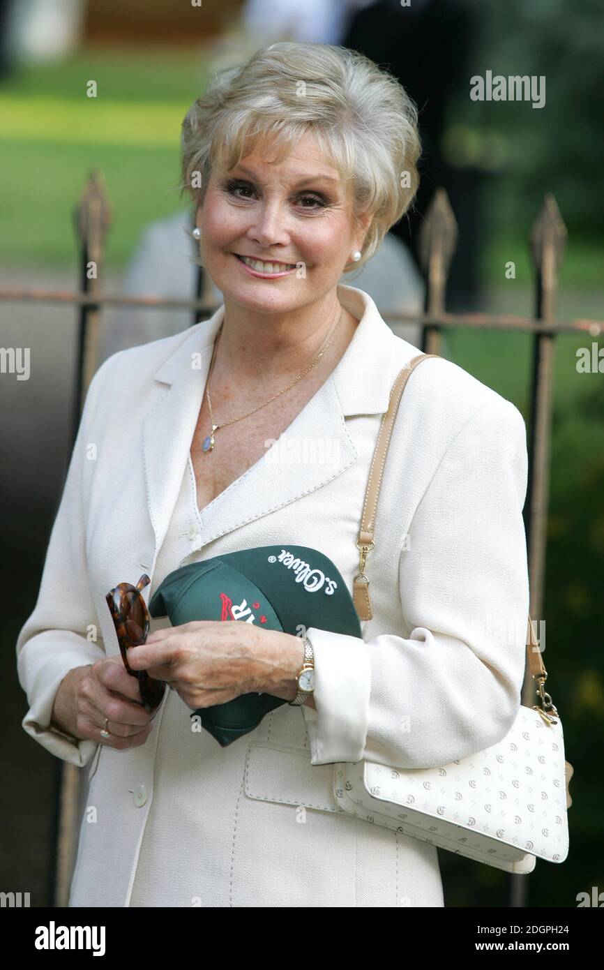 Angela Rippon partecipa al David Frost Garden Party a Chelsea, Londra. Doug Peters/allactiondigital.com Foto Stock