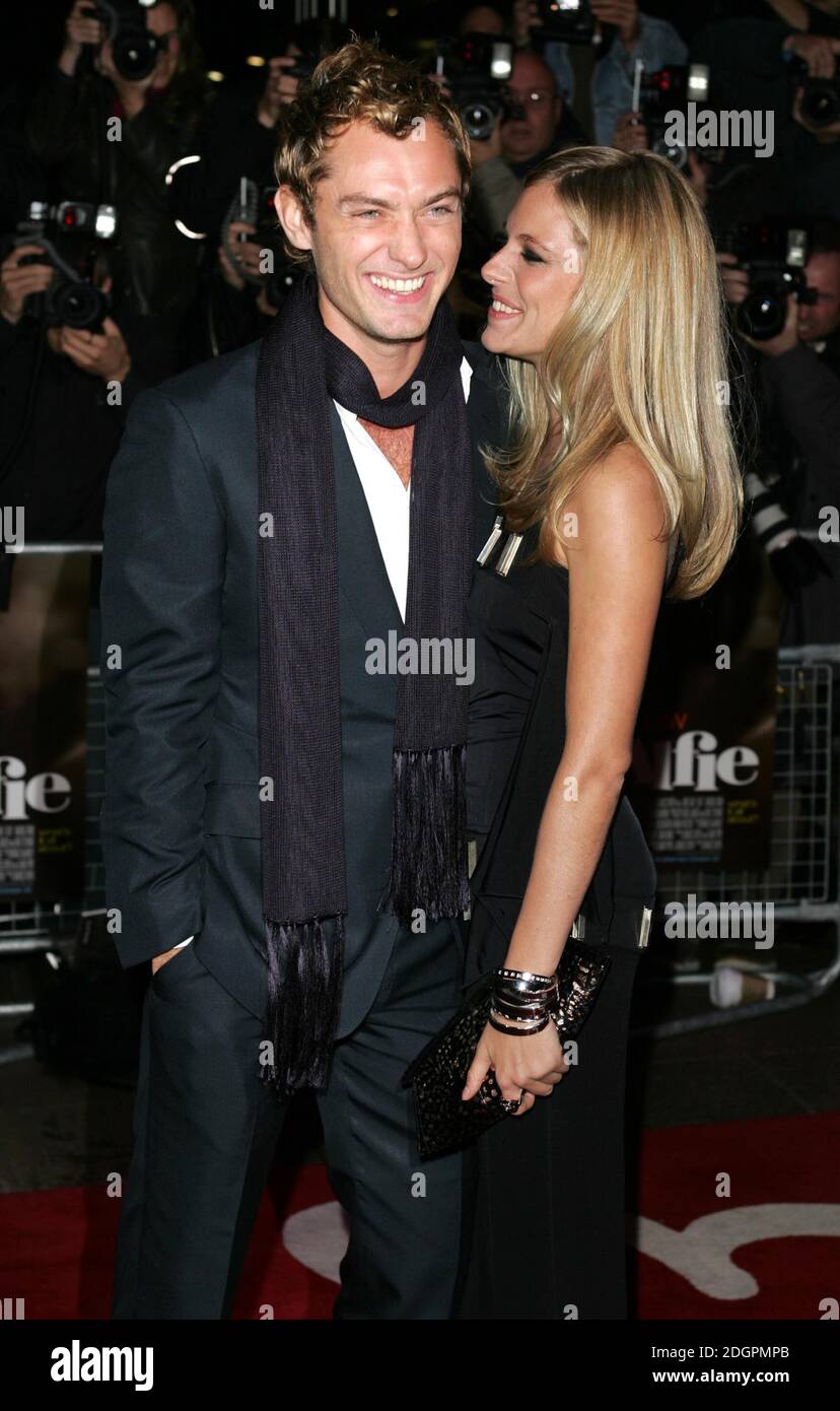 Jude Law e Sienna Miller alla prima mondiale di Alfie, Leicester Square, Londra. Doug Peters/allactiondigital.com Foto Stock