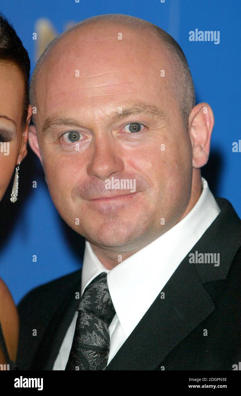 Ross Kemp al National Television Awards 2004, il loro decimo anniversario, alla Royal Albert Hall, Londra. Doug Peters/allactiondigital.com Foto Stock