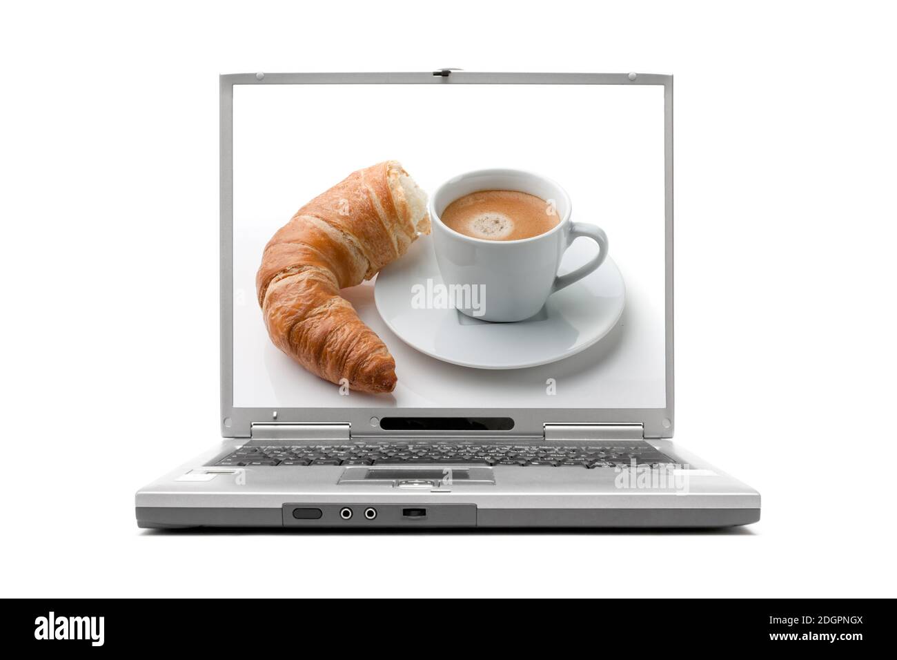 Laptop zeigt Frühstück, Croissant und Milchkaffee, Foto Stock