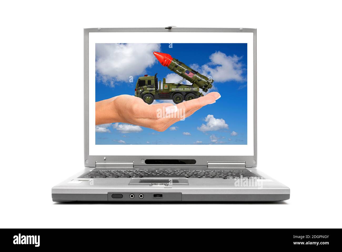 Laptop mano zeigt mit Kriegswaffen, LKW, Raktete, mobile Abschussrampe, Foto Stock