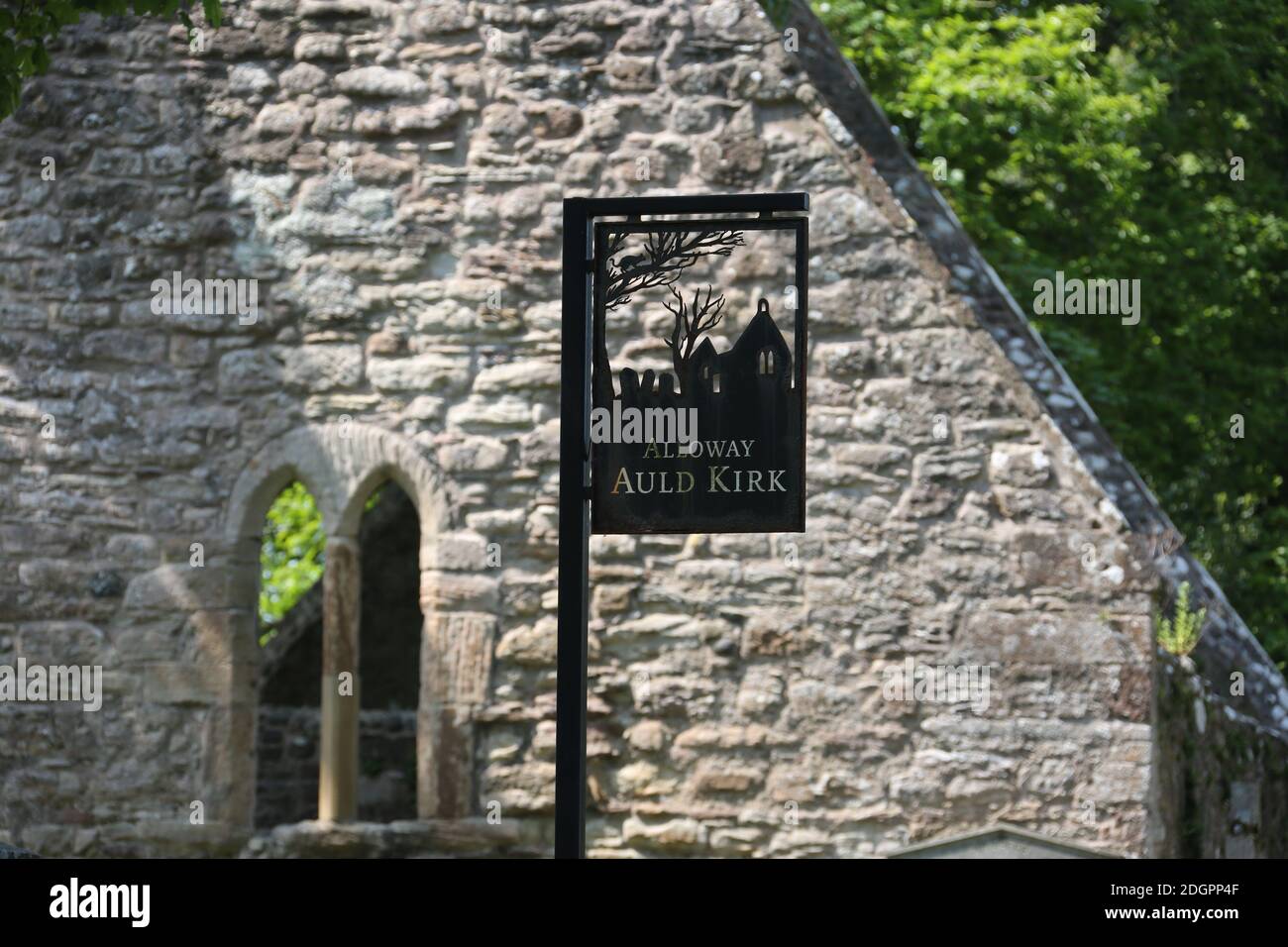 Alloway Auld Kirk, Ayrshire, Scozia, Alloway Auld Kirk, Che risale al 16 ° secolo, è una rovina in Alloway, South Ayrshire, Scozia, celebrato come la scena della danza delle streghe nella poesia 'Tam o' Shanter' di Robert Burns. Programmato Antico Monumento e la categoria A elencati chiesa in rovina, il cimitero associato è di categoria B. Altre persone notevoli sepolte qui includono Lord Alloway e Charles Acton Broke. Era il figlio dell'Ammiraglio posteriore Sir Philip Bowes Acton Broke, il primo uomo a sconfiggere e catturare una nave americana nella guerra del 1812. Foto Stock