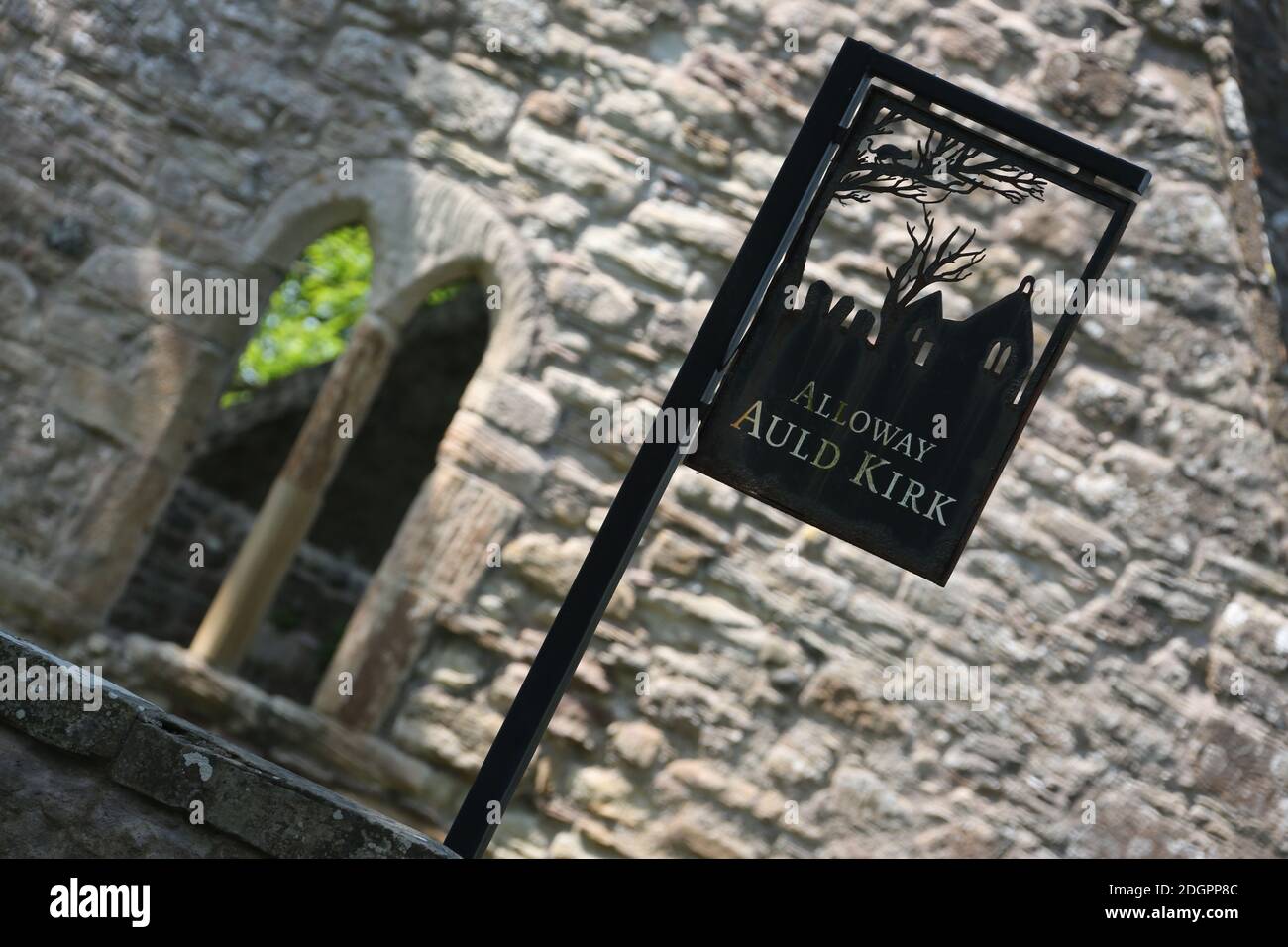 Alloway Auld Kirk, Ayrshire, Scozia, Alloway Auld Kirk, Che risale al 16 ° secolo, è una rovina in Alloway, South Ayrshire, Scozia, celebrato come la scena della danza delle streghe nella poesia 'Tam o' Shanter' di Robert Burns. Programmato Antico Monumento e la categoria A elencati chiesa in rovina, il cimitero associato è di categoria B. Altre persone notevoli sepolte qui includono Lord Alloway e Charles Acton Broke. Era il figlio dell'Ammiraglio posteriore Sir Philip Bowes Acton Broke, il primo uomo a sconfiggere e catturare una nave americana nella guerra del 1812. Foto Stock
