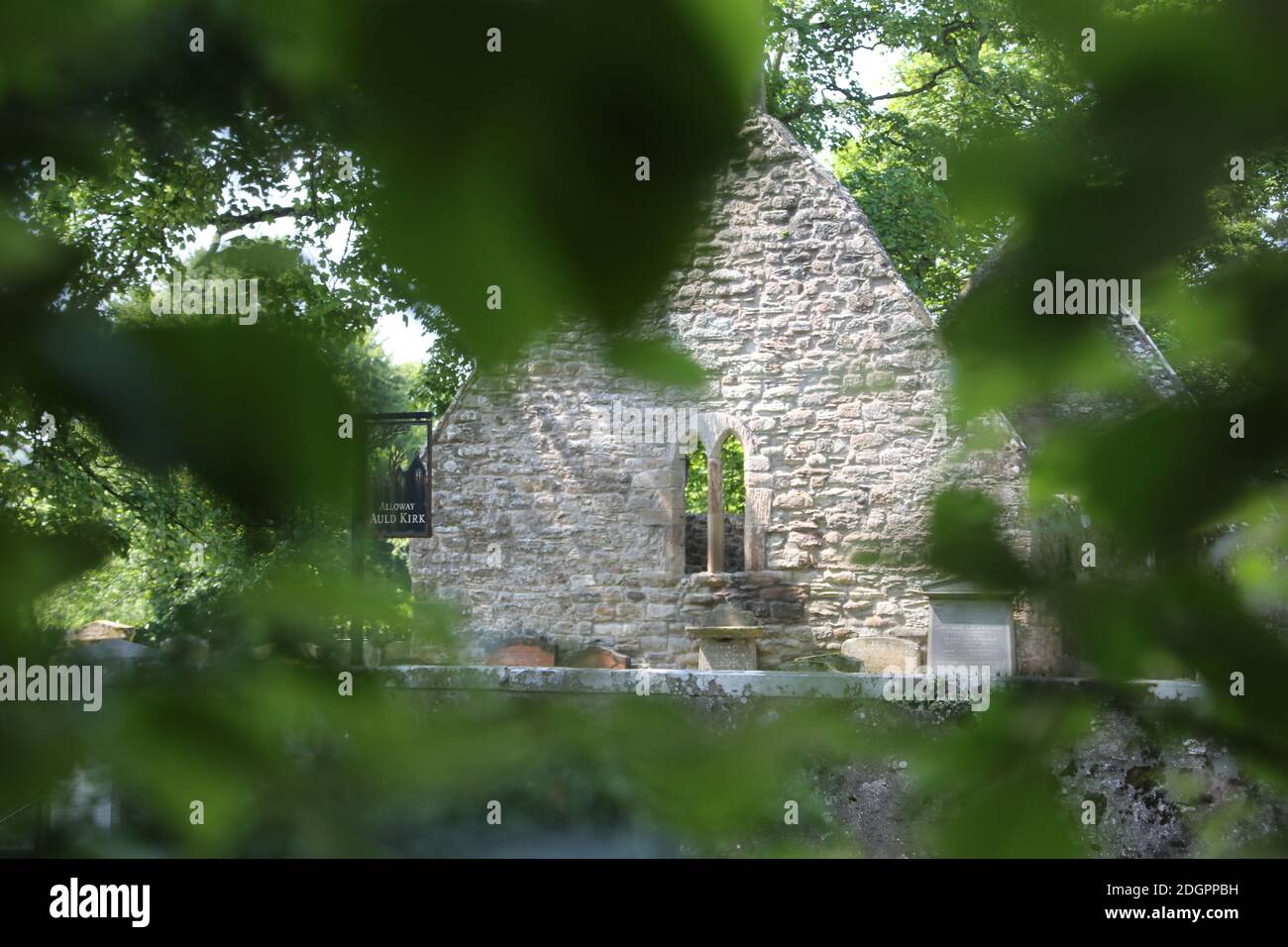 Alloway Auld Kirk, Ayrshire, Scozia, Alloway Auld Kirk, Che risale al 16 ° secolo, è una rovina in Alloway, South Ayrshire, Scozia, celebrato come la scena della danza delle streghe nella poesia 'Tam o' Shanter' di Robert Burns. Programmato Antico Monumento e la categoria A elencati chiesa in rovina, il cimitero associato è di categoria B. Altre persone notevoli sepolte qui includono Lord Alloway e Charles Acton Broke. Era il figlio dell'Ammiraglio posteriore Sir Philip Bowes Acton Broke, il primo uomo a sconfiggere e catturare una nave americana nella guerra del 1812. Foto Stock