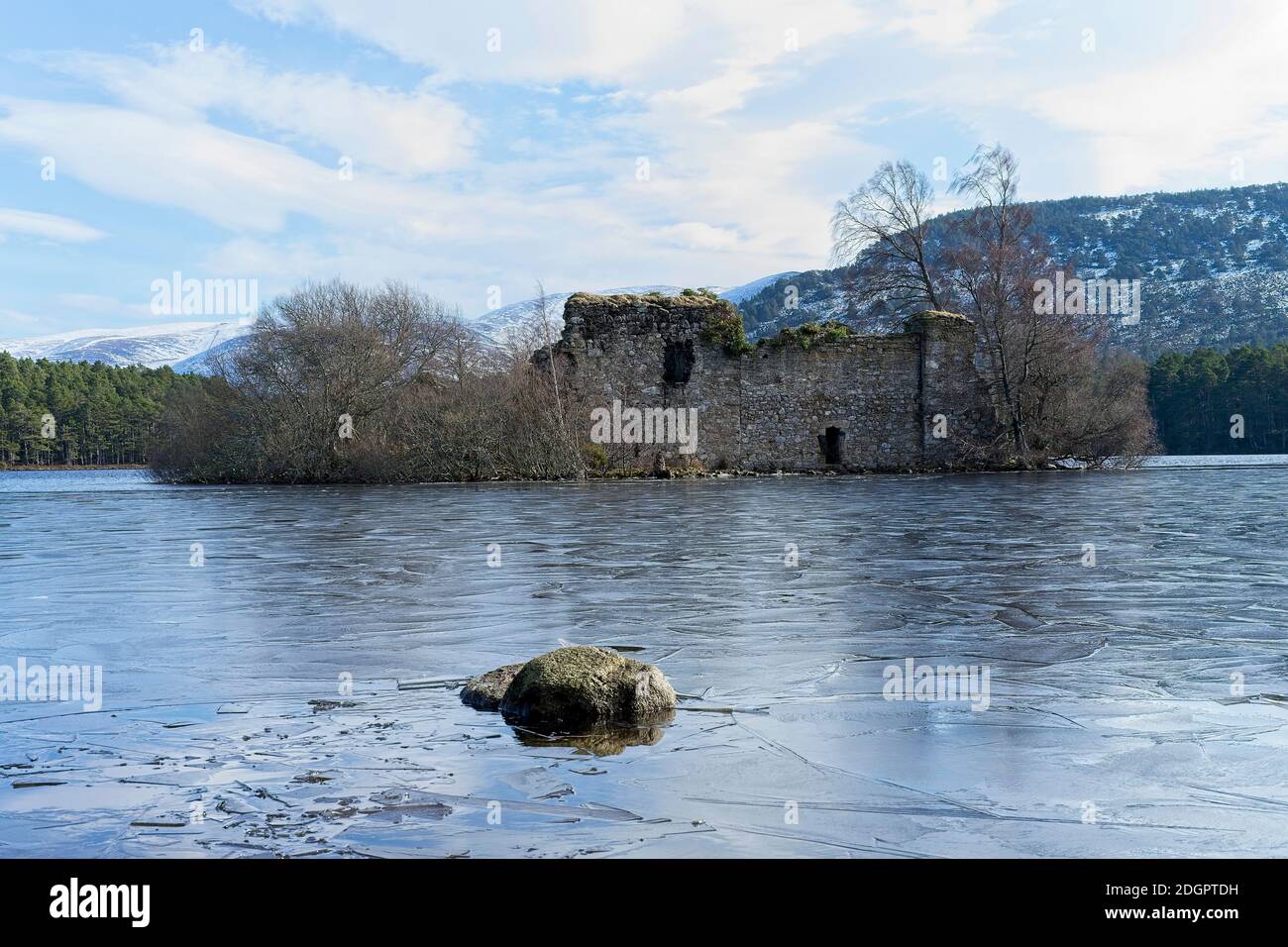 14 ° secolo isola Castello sul Loch an Eilein nel Cairngorms National Park vicino Aviemore Scozia Foto Stock