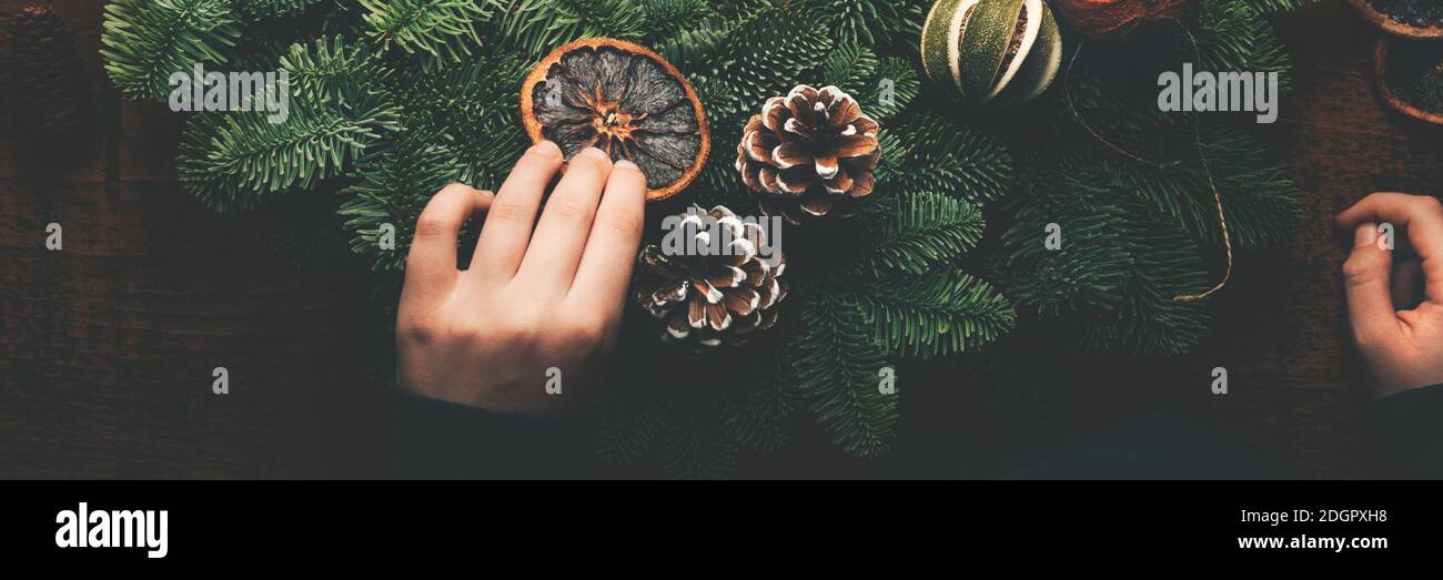 Processo di fare la corona di natale Foto Stock