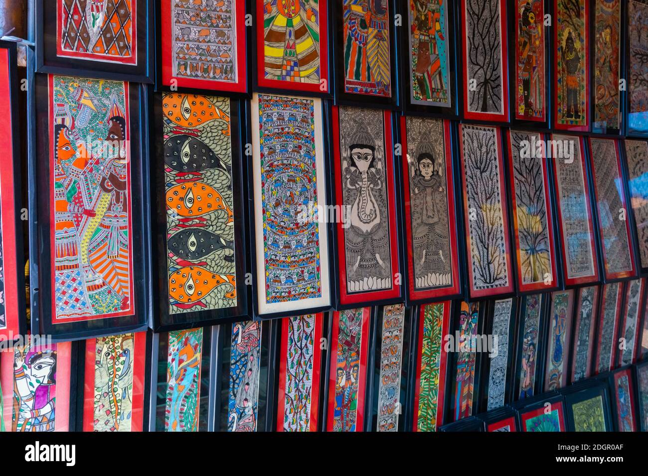 Dipinti murali di Bihar, India chiamato Madhubani in vendita in un piccolo stand nella mostra d'arte a Shilparamam, Hyderabad, Telangana, India Foto Stock