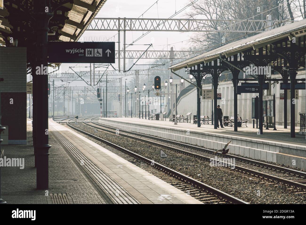 Gente polacca in attesa di un treno alla stazione ferroviaria principale di Gdansk Glowny. Preso in centro in inverno. Polonia, Gdansk 9 febbraio 20 Foto Stock