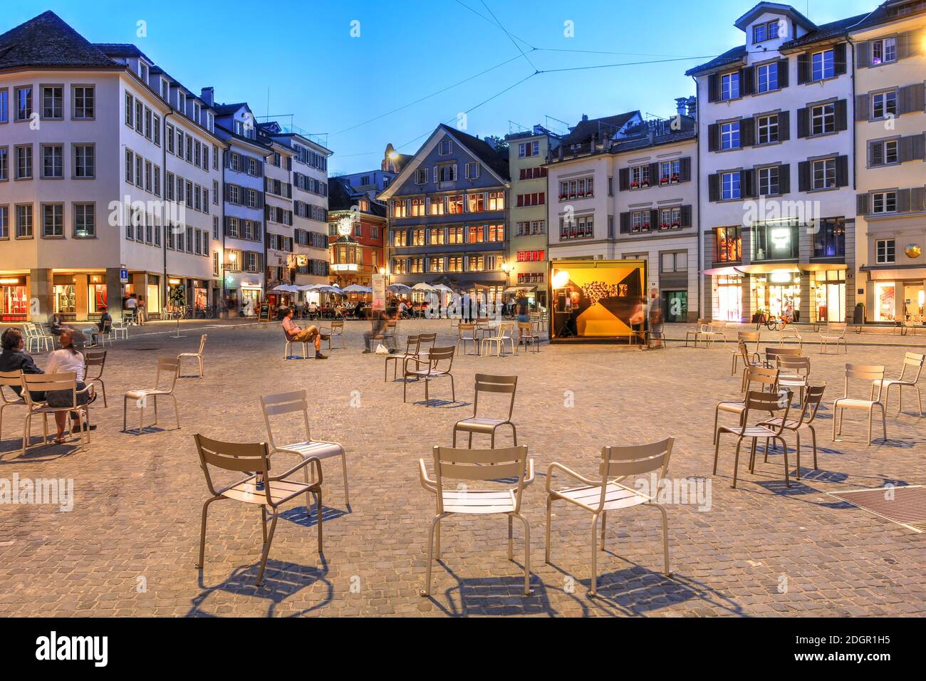 Scena notturna in Piazza Munsterhof nel quartiere Lindenhof di Altstadt (città vecchia) Zurigo, Svizzera. Foto Stock