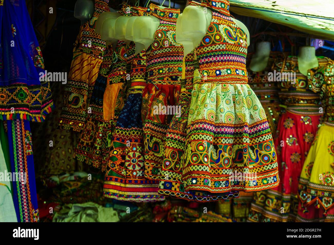 Una bancarella di abiti tradizionali colorati per bambini alla mostra d'arte e artigianato a Shilparamam, Hyderabad, Telangana, India Foto Stock