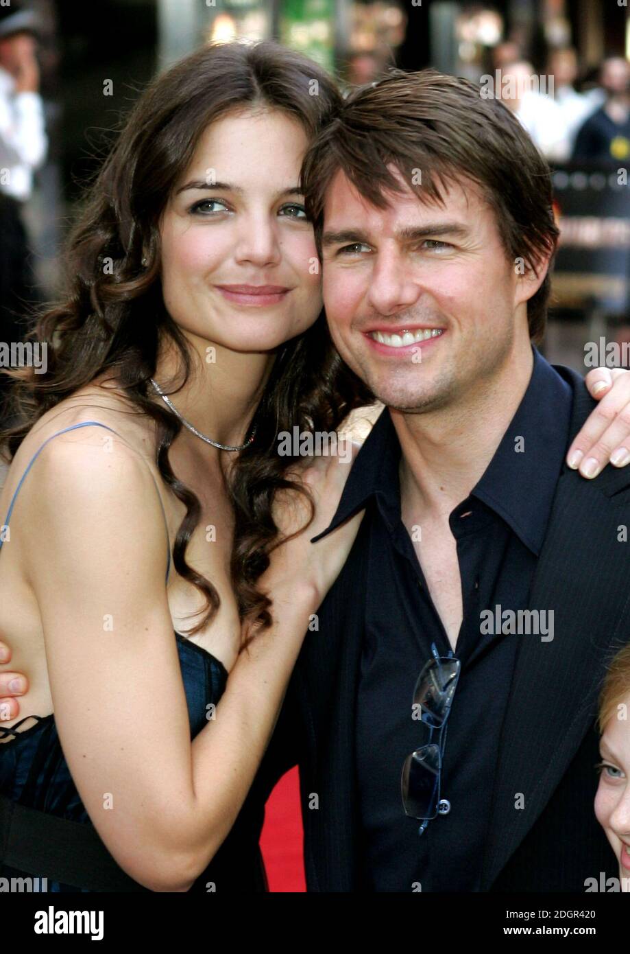 Tom Cruise e Katie Holmes arrivano alla prima britannica della Guerra dei Mondi, Leicester Square, Londra. Doug Peters/allactiondigital.com Foto Stock
