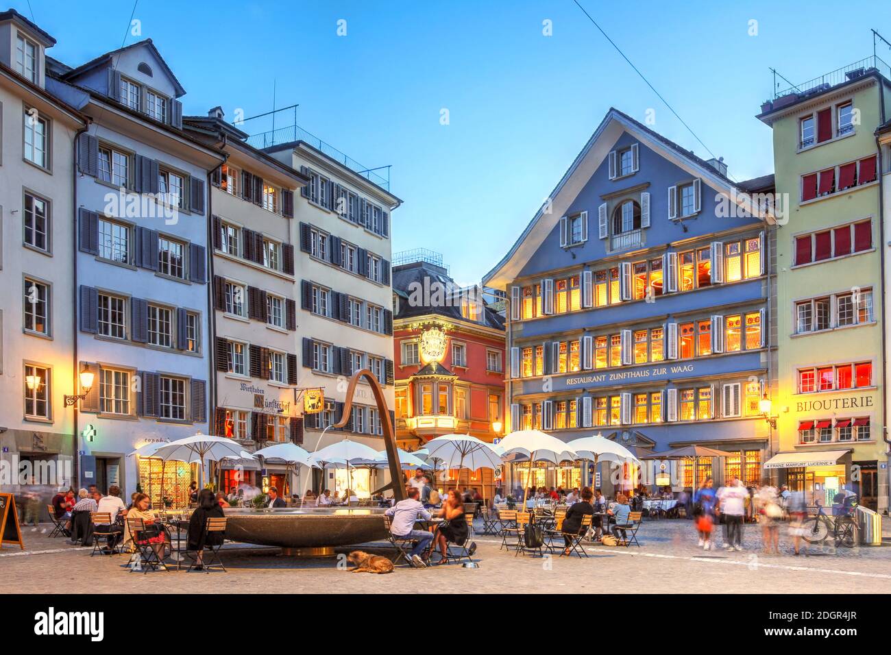 Piazza Munsterhof nel quartiere Lindenhof di Altstadt (città vecchia) Zurigo, Svizzera durante una serata estiva. Foto Stock