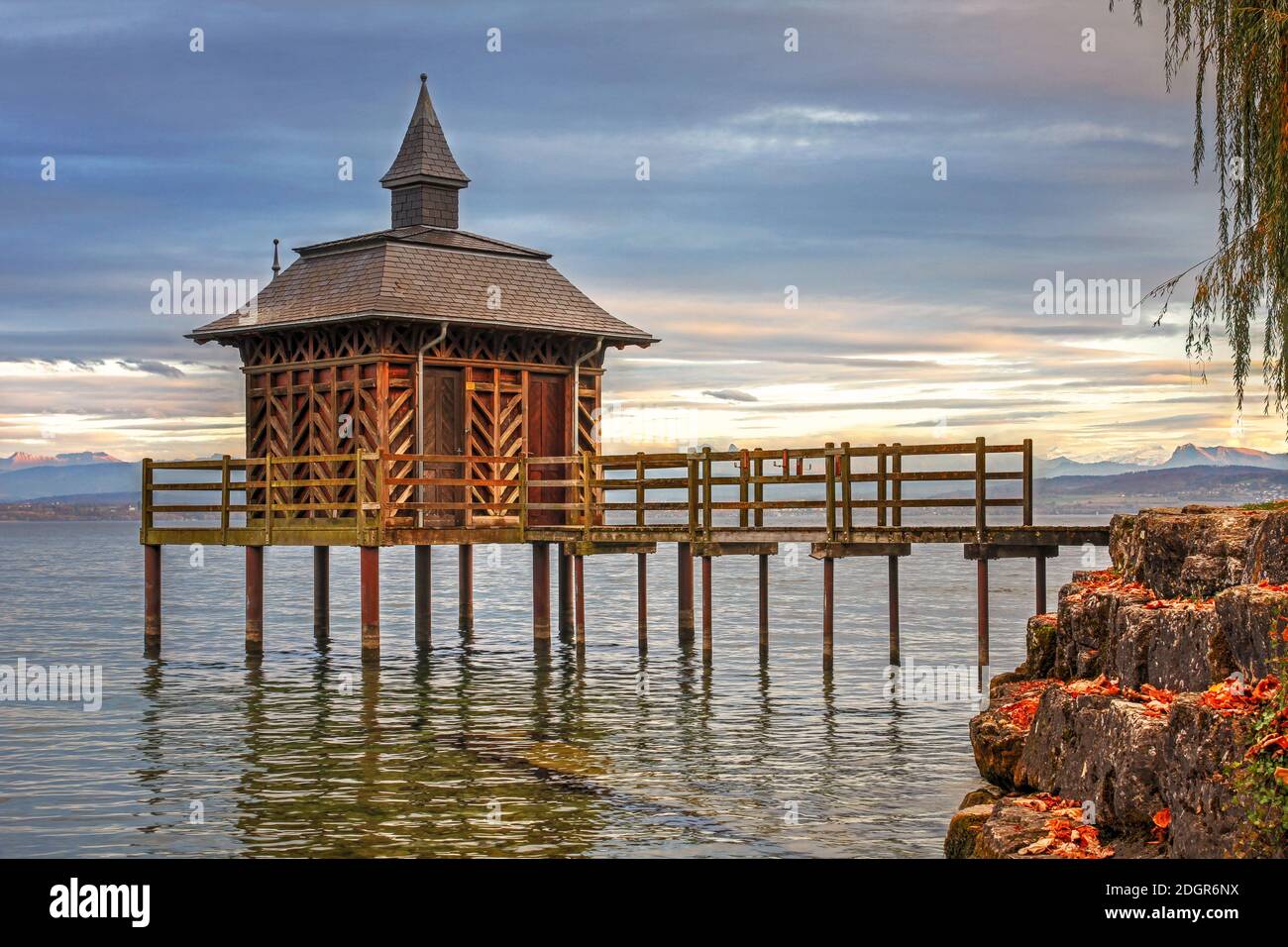 Un'antica struttura appartenente al castello di Gorgier, il Pavillon des Bains è una struttura affascinante che si trova su palafitte sulla riva del lago di Neuchatel, Foto Stock